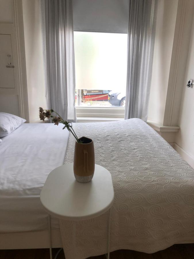 Guesthouse Uit De Kunst Leeuwarden Esterno foto