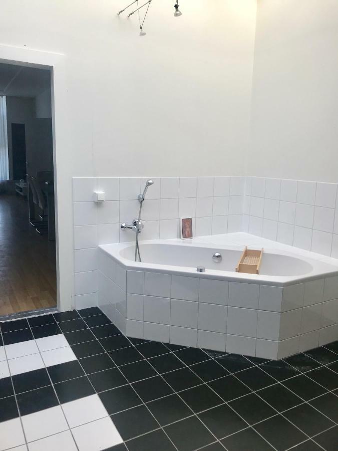 Guesthouse Uit De Kunst Leeuwarden Esterno foto